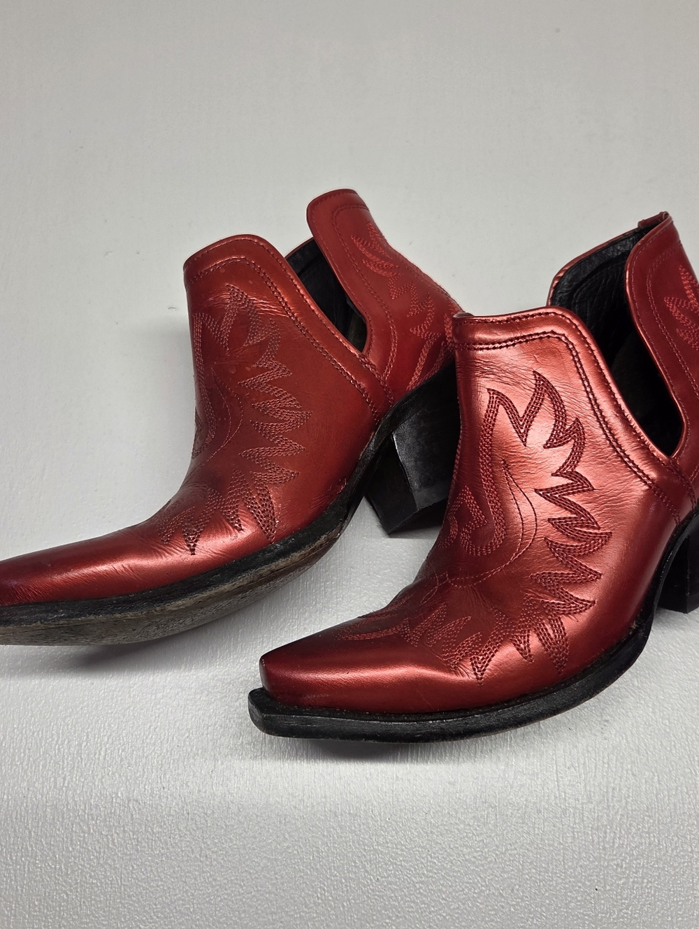 ARIAT DIXON. Red. Size 6